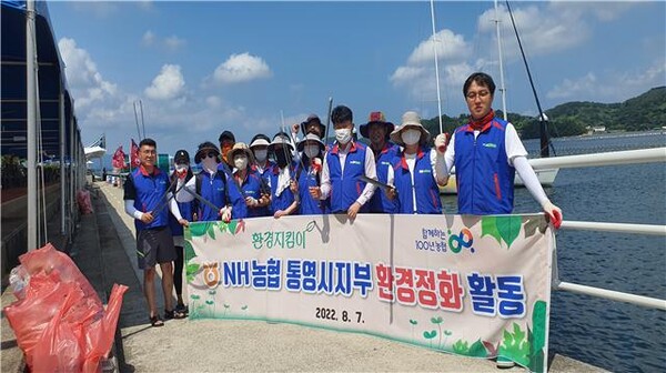 한산대첩축제 거북선 노젓기 행사장 주변 환경정활 봉사에 참여한 농협 통영시지부 직원들.