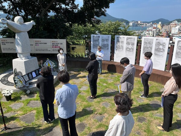 통영 남망산공원 정의비에서 내년 8월 열리는 기림일 행사.